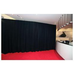 300(b) x 300(h)cm P&D Curtain - Medium Gloss Satin - MCS 165 g/m2 zwart geplooid